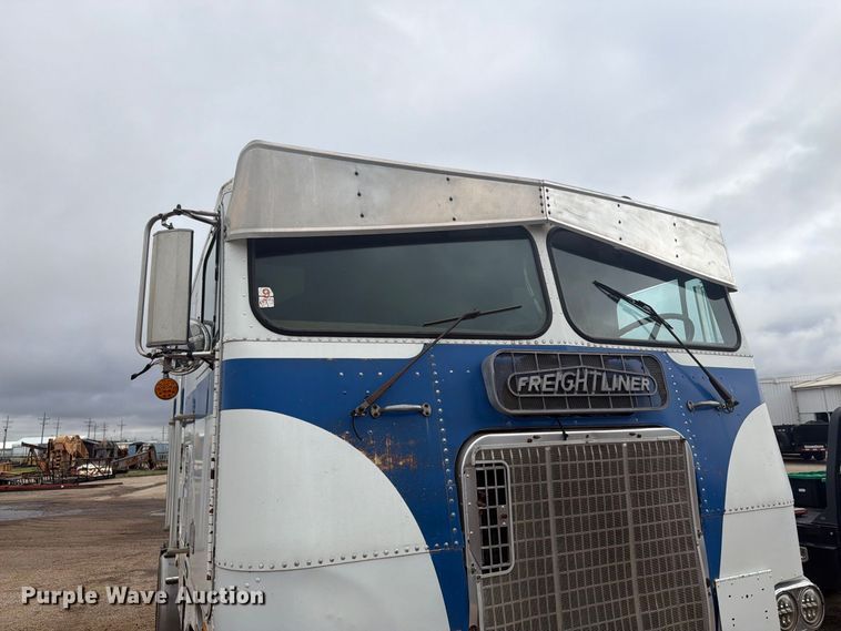 image for item EI7674 1983 Freightliner FLT semi truck