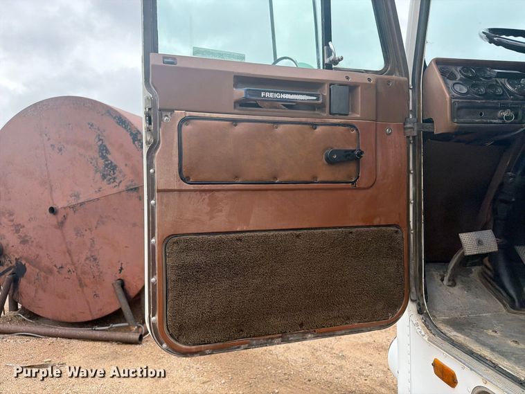image for item EI7674 1983 Freightliner FLT semi truck