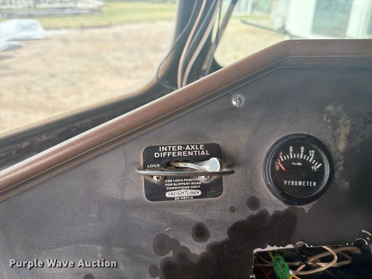 image for item EI7674 1983 Freightliner FLT semi truck