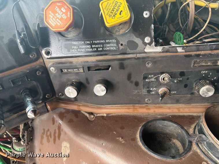 image for item EI7674 1983 Freightliner FLT semi truck