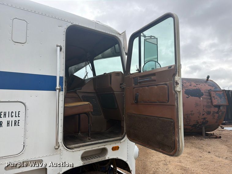 image for item EI7674 1983 Freightliner FLT semi truck