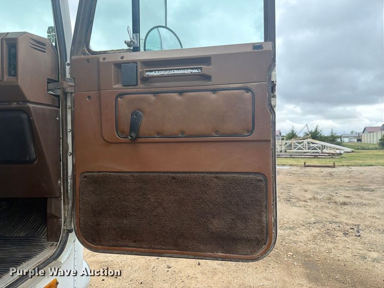image for item EI7674 1983 Freightliner FLT semi truck