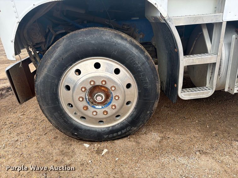 image for item EI7674 1983 Freightliner FLT semi truck