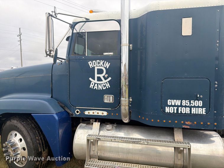 image for item EI7675 1994 Freightliner FLD semi truck