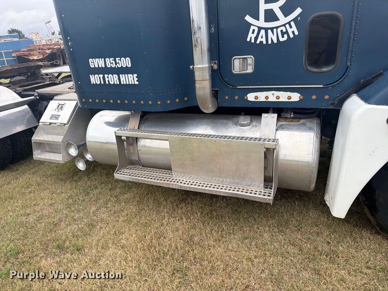 image for item EI7675 1994 Freightliner FLD semi truck