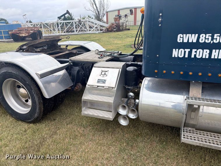 image for item EI7675 1994 Freightliner FLD semi truck