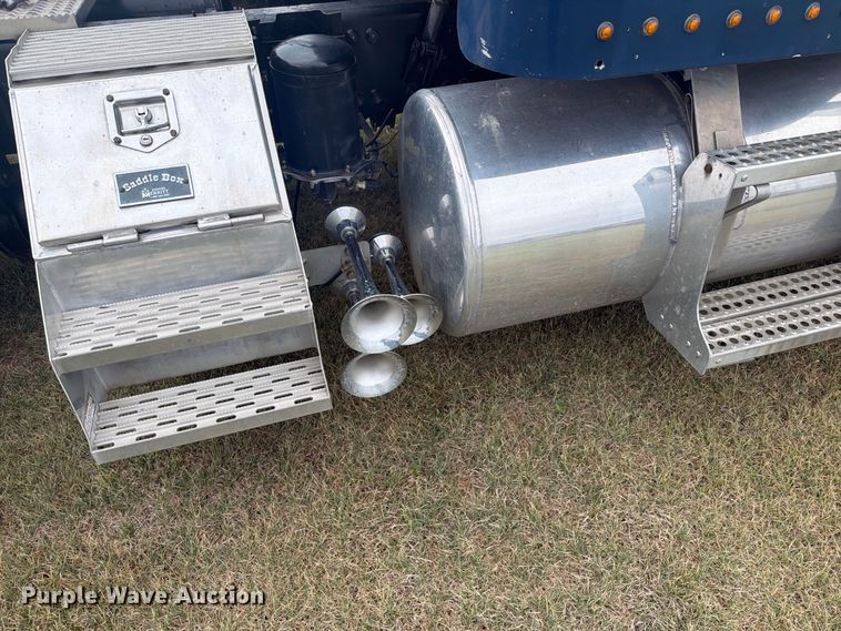 image for item EI7675 1994 Freightliner FLD semi truck