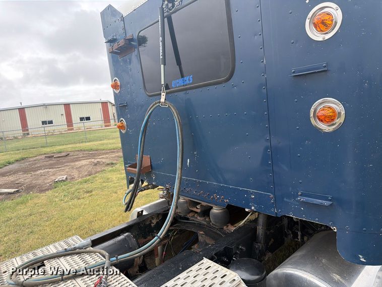 image for item EI7675 1994 Freightliner FLD semi truck