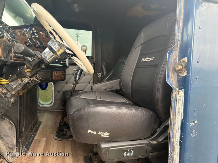 image for item EI7675 1994 Freightliner FLD semi truck