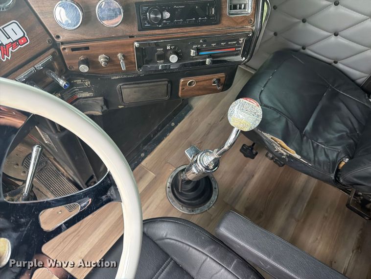 image for item EI7675 1994 Freightliner FLD semi truck