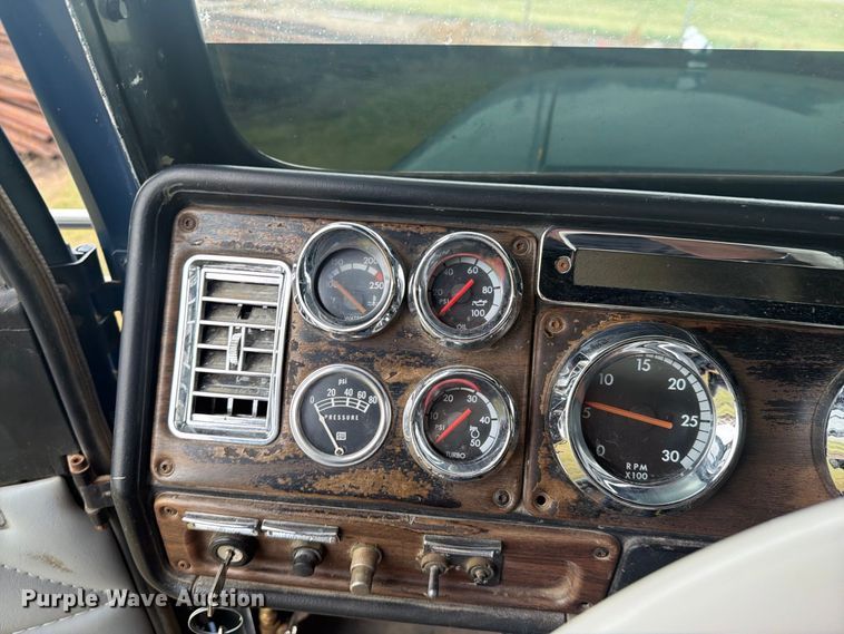image for item EI7675 1994 Freightliner FLD semi truck
