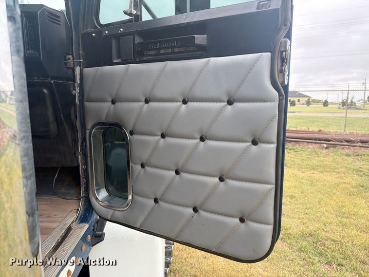 image for item EI7675 1994 Freightliner FLD semi truck