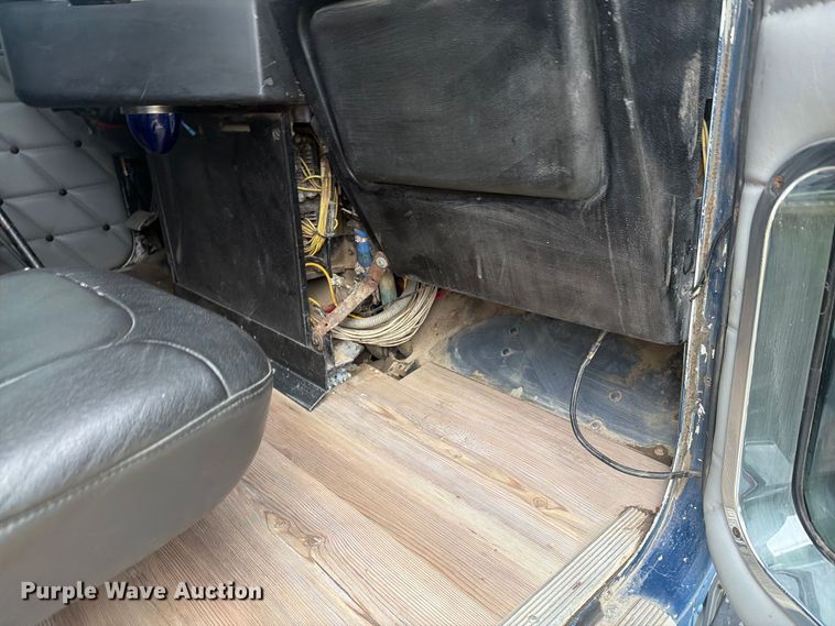 image for item EI7675 1994 Freightliner FLD semi truck