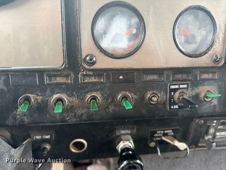 image for item EI7681 1987 International F9370 semi truck
