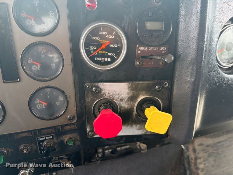 image for item EI7681 1987 International F9370 semi truck