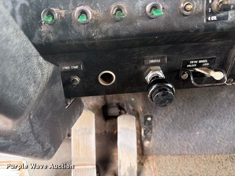 image for item EI7681 1987 International F9370 semi truck