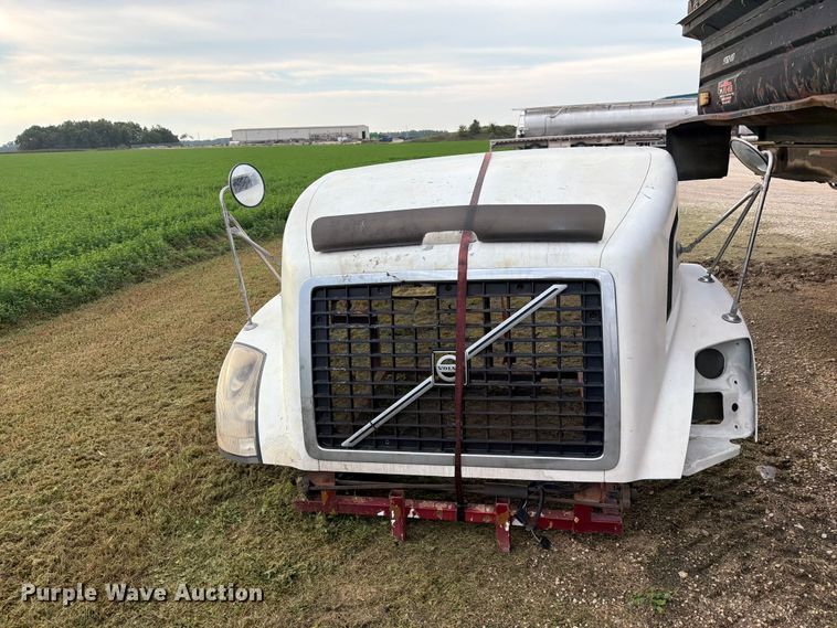 image for item EI7742 Volvo semi truck hood