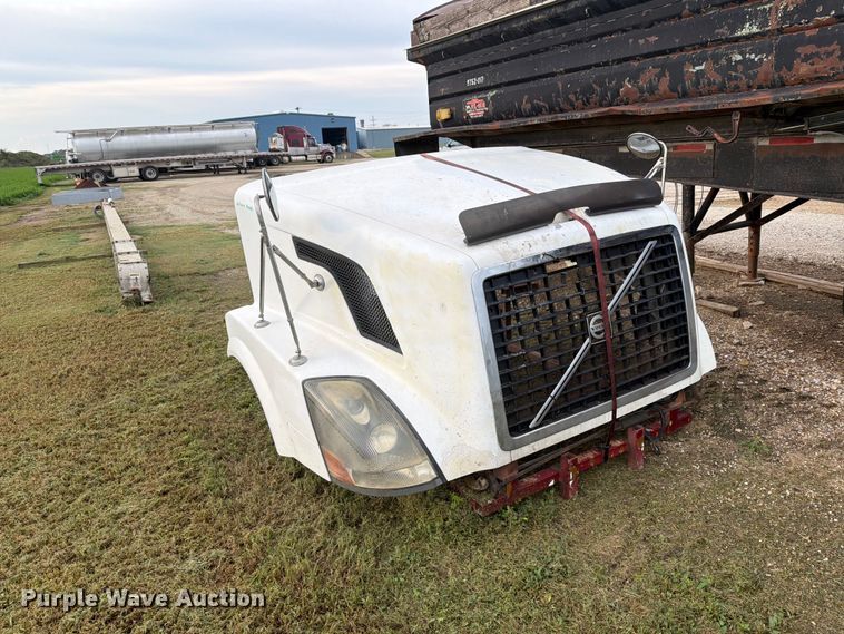 image for item EI7742 Volvo semi truck hood