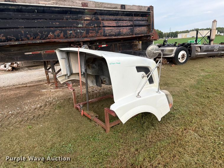 image for item EI7742 Volvo semi truck hood