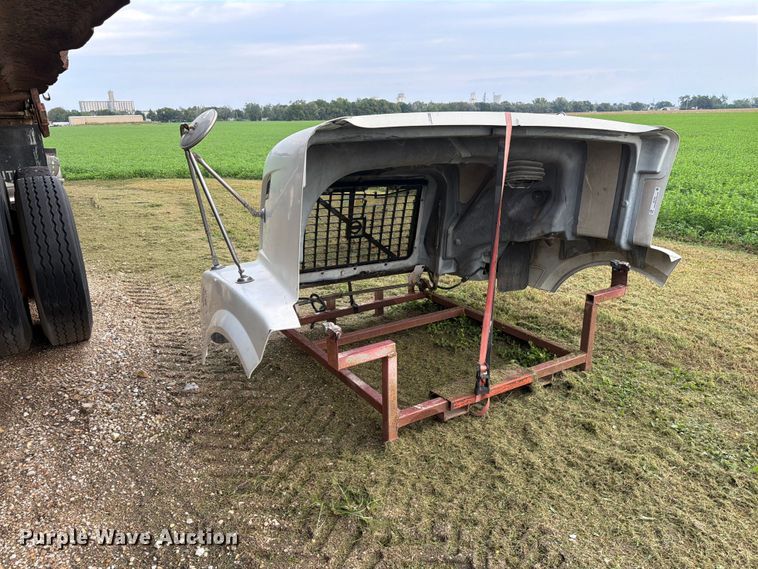 image for item EI7742 Volvo semi truck hood
