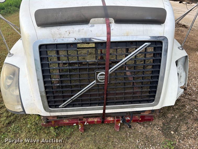 image for item EI7742 Volvo semi truck hood