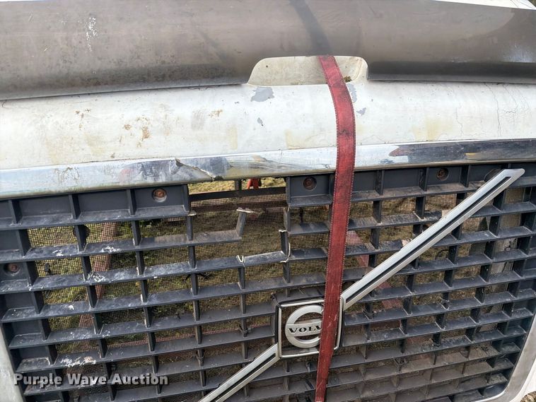 image for item EI7742 Volvo semi truck hood