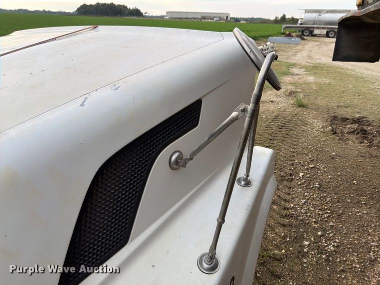 image for item EI7742 Volvo semi truck hood
