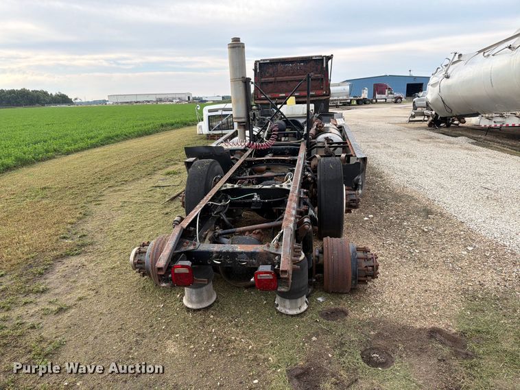 image for item EI7743 2001 Sterling ST9500 truck chassis