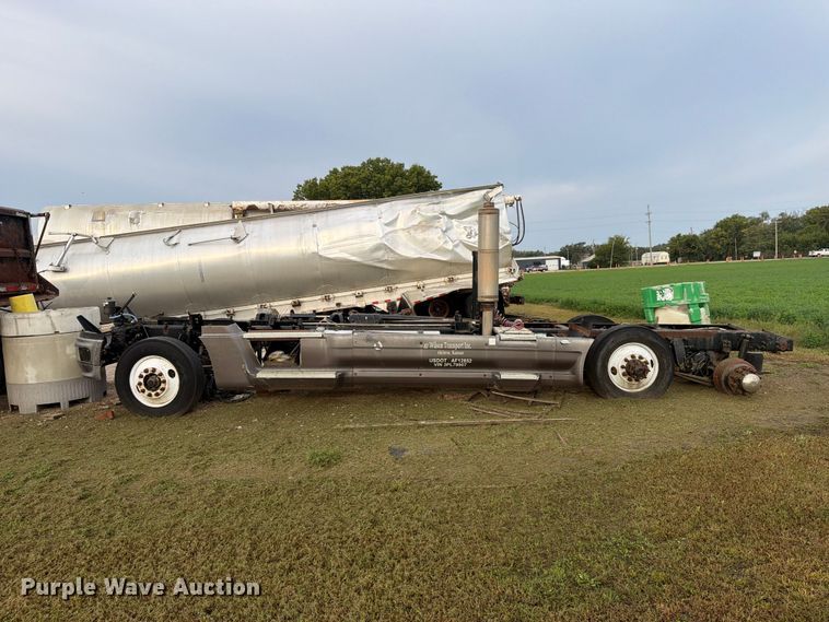 image for item EI7743 2001 Sterling ST9500 truck chassis