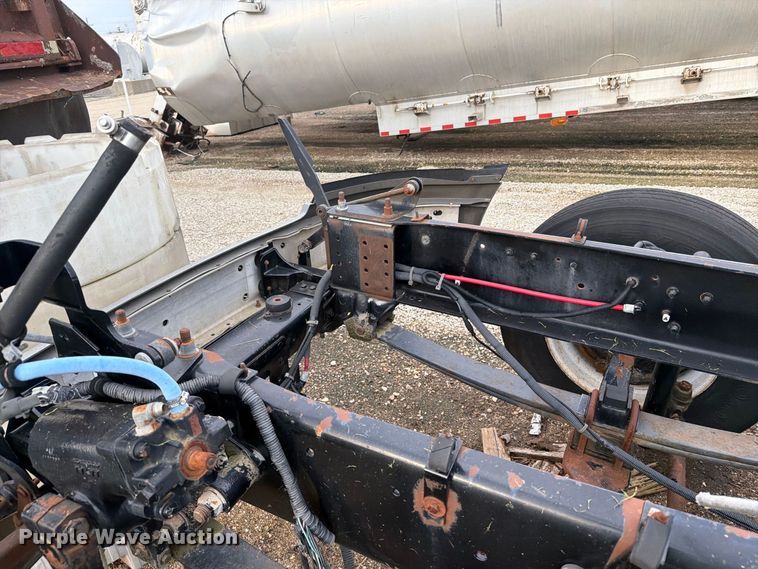 image for item EI7743 2001 Sterling ST9500 truck chassis