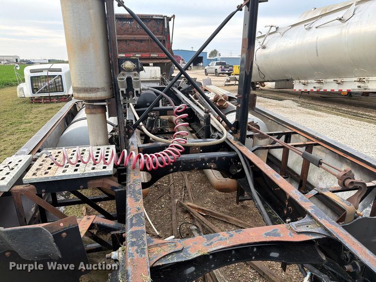 image for item EI7743 2001 Sterling ST9500 truck chassis