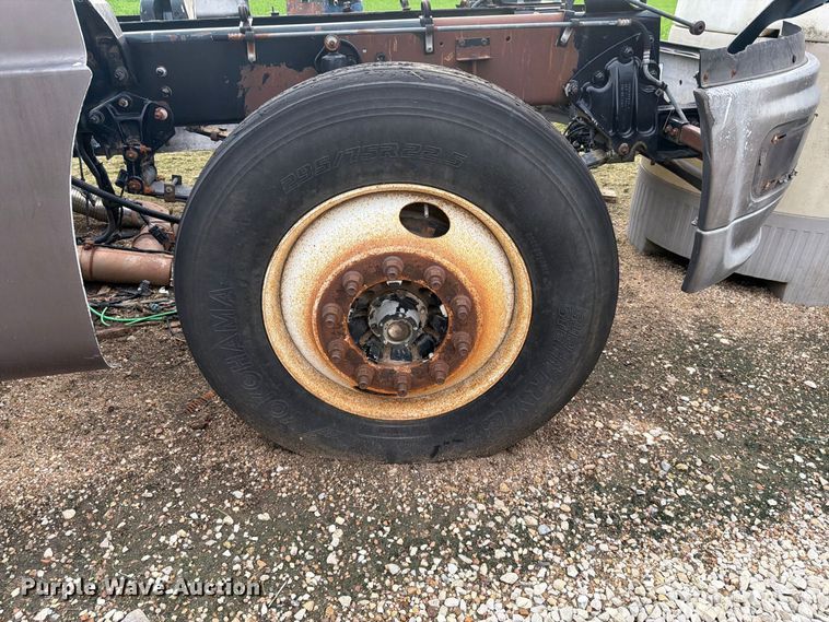 image for item EI7743 2001 Sterling ST9500 truck chassis