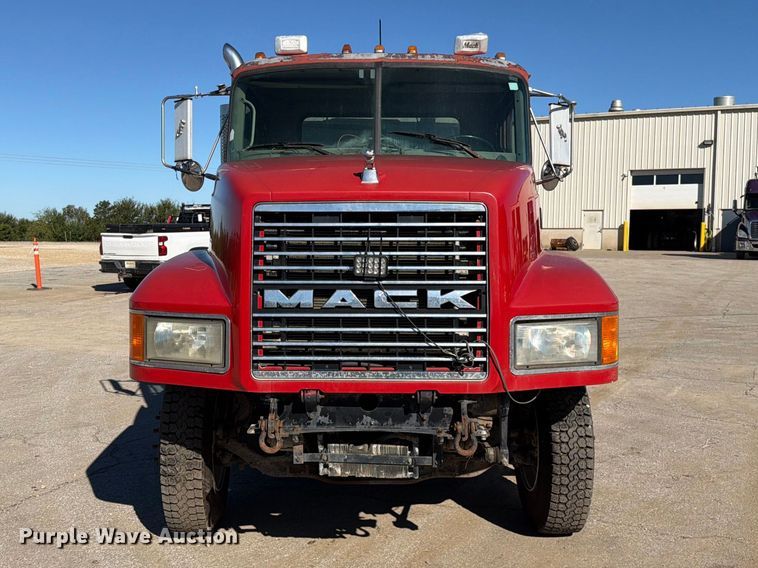 image for item EO8792 2001 Mack CH613 semi truck