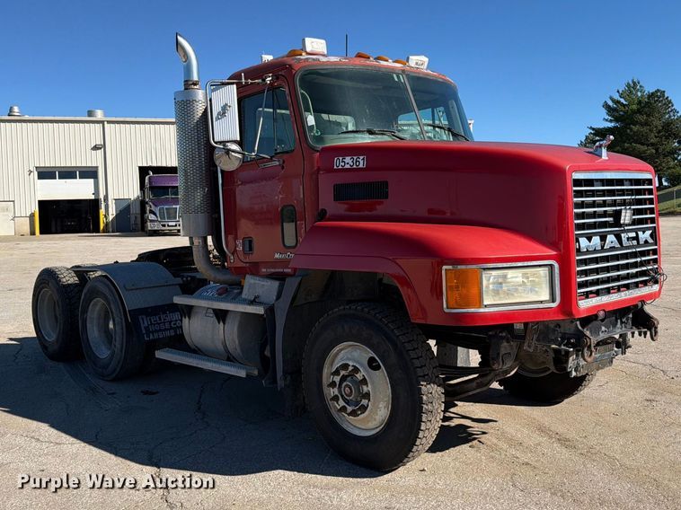 image for item EO8792 2001 Mack CH613 semi truck