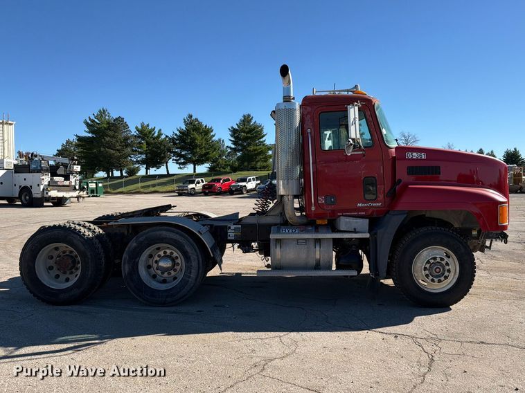 image for item EO8792 2001 Mack CH613 semi truck