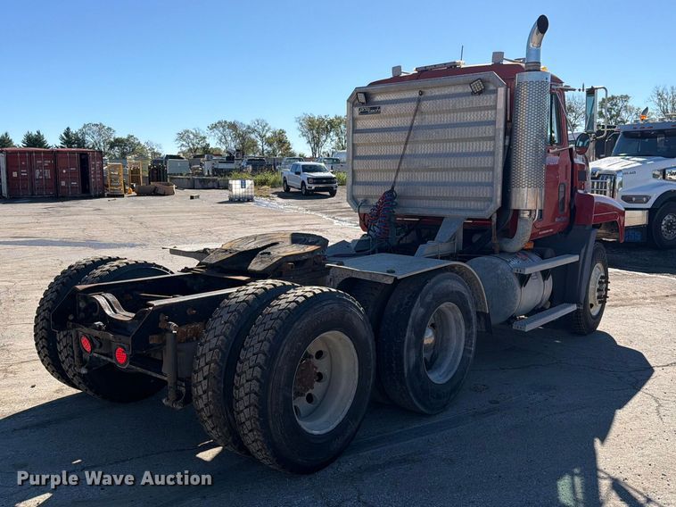 image for item EO8792 2001 Mack CH613 semi truck