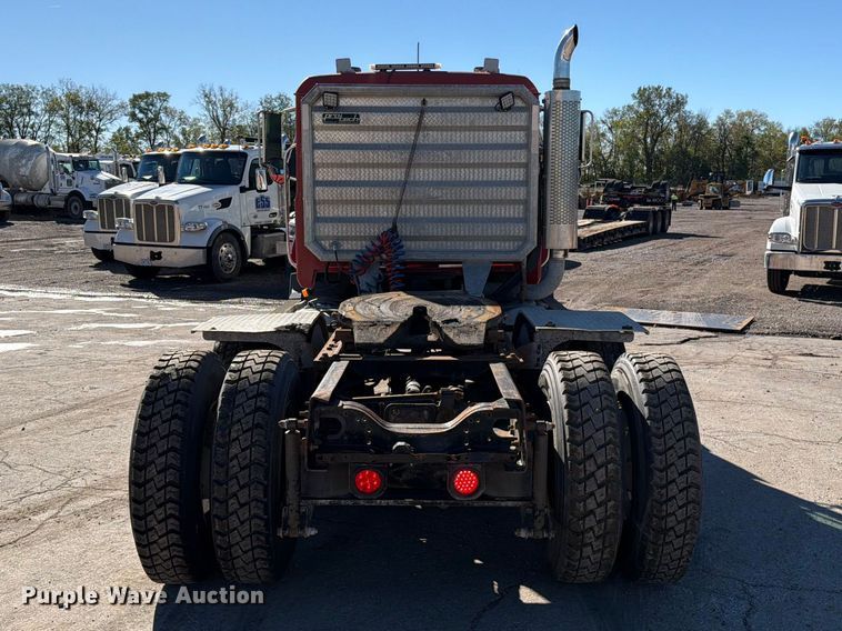 image for item EO8792 2001 Mack CH613 semi truck