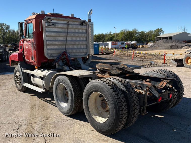 image for item EO8792 2001 Mack CH613 semi truck