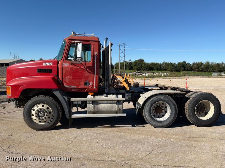 image for item EO8792 2001 Mack CH613 semi truck