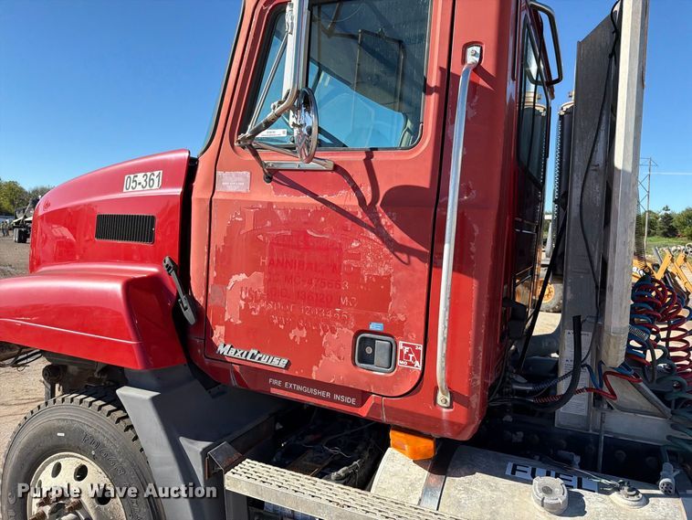 image for item EO8792 2001 Mack CH613 semi truck