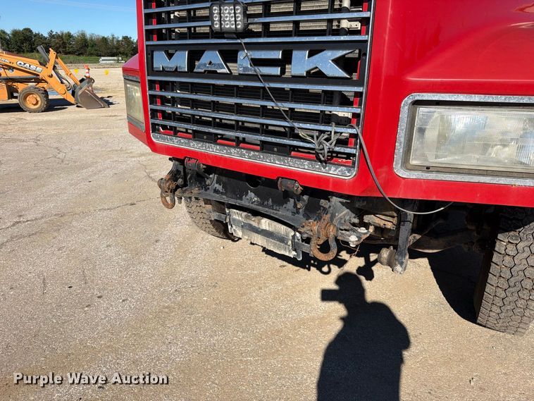image for item EO8792 2001 Mack CH613 semi truck