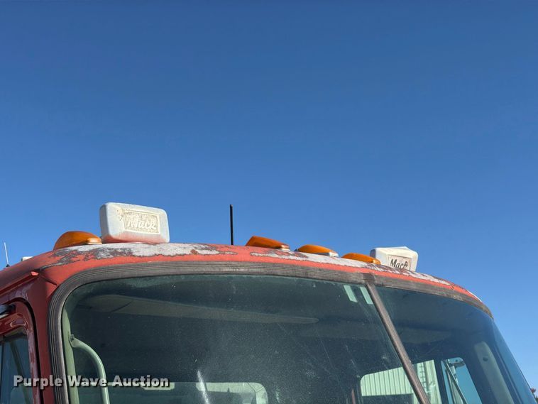 image for item EO8792 2001 Mack CH613 semi truck