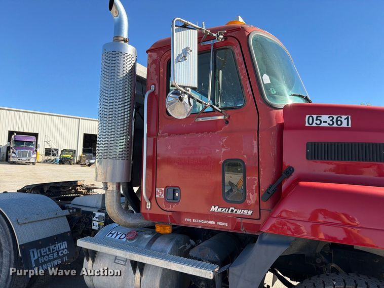 image for item EO8792 2001 Mack CH613 semi truck