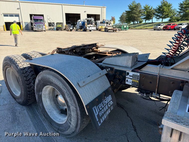 image for item EO8792 2001 Mack CH613 semi truck