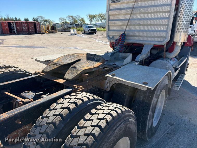image for item EO8792 2001 Mack CH613 semi truck