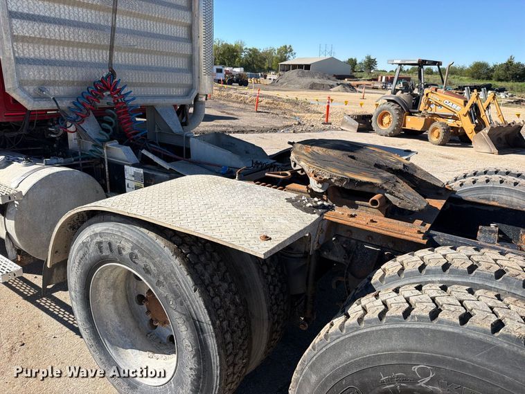 image for item EO8792 2001 Mack CH613 semi truck