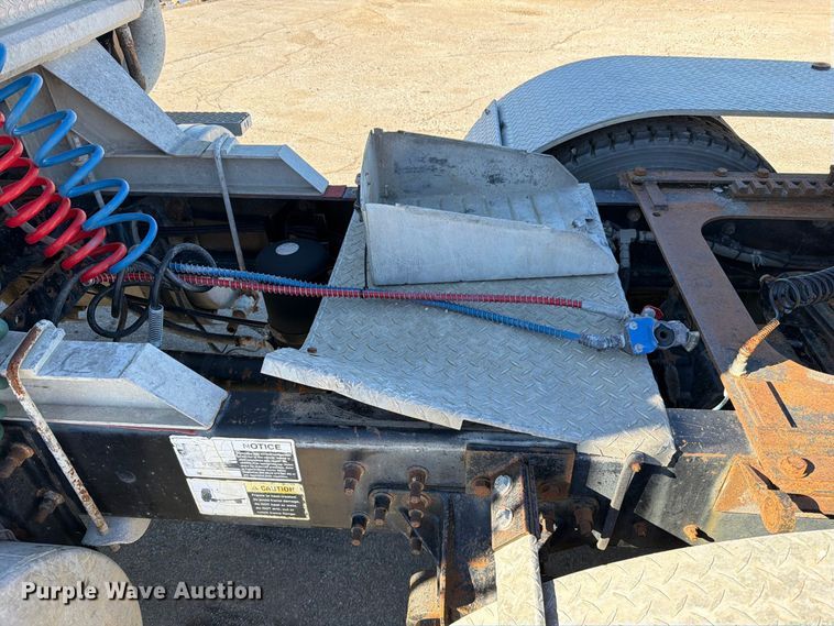 image for item EO8792 2001 Mack CH613 semi truck
