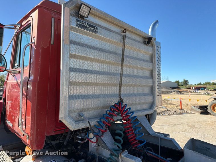 image for item EO8792 2001 Mack CH613 semi truck