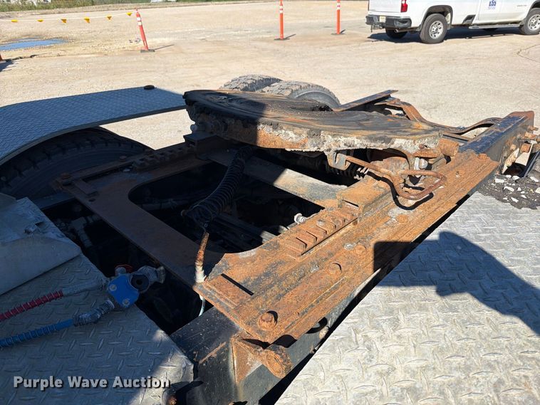 image for item EO8792 2001 Mack CH613 semi truck