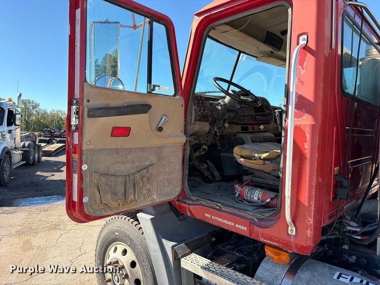 image for item EO8792 2001 Mack CH613 semi truck